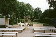 Foto vom Aufbau des Bühnenbildes im Park des Schloß Rheinsberg