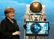Video: Kanzlerin Merkel mit unserem Astronauten - Live Übertragung der Cebit Eröffnung