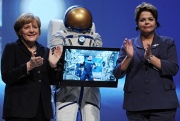 Kanzlerin Merkel neben dem Astronauten während der Liveübertragung aus dem Spaceshuttle