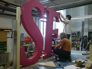Montage der Buchstaben am Stahlgestell