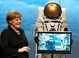 Kanzlerin Merkel bei der Cebit - Eröffnung mit dem von uns angefertigten Astronauten